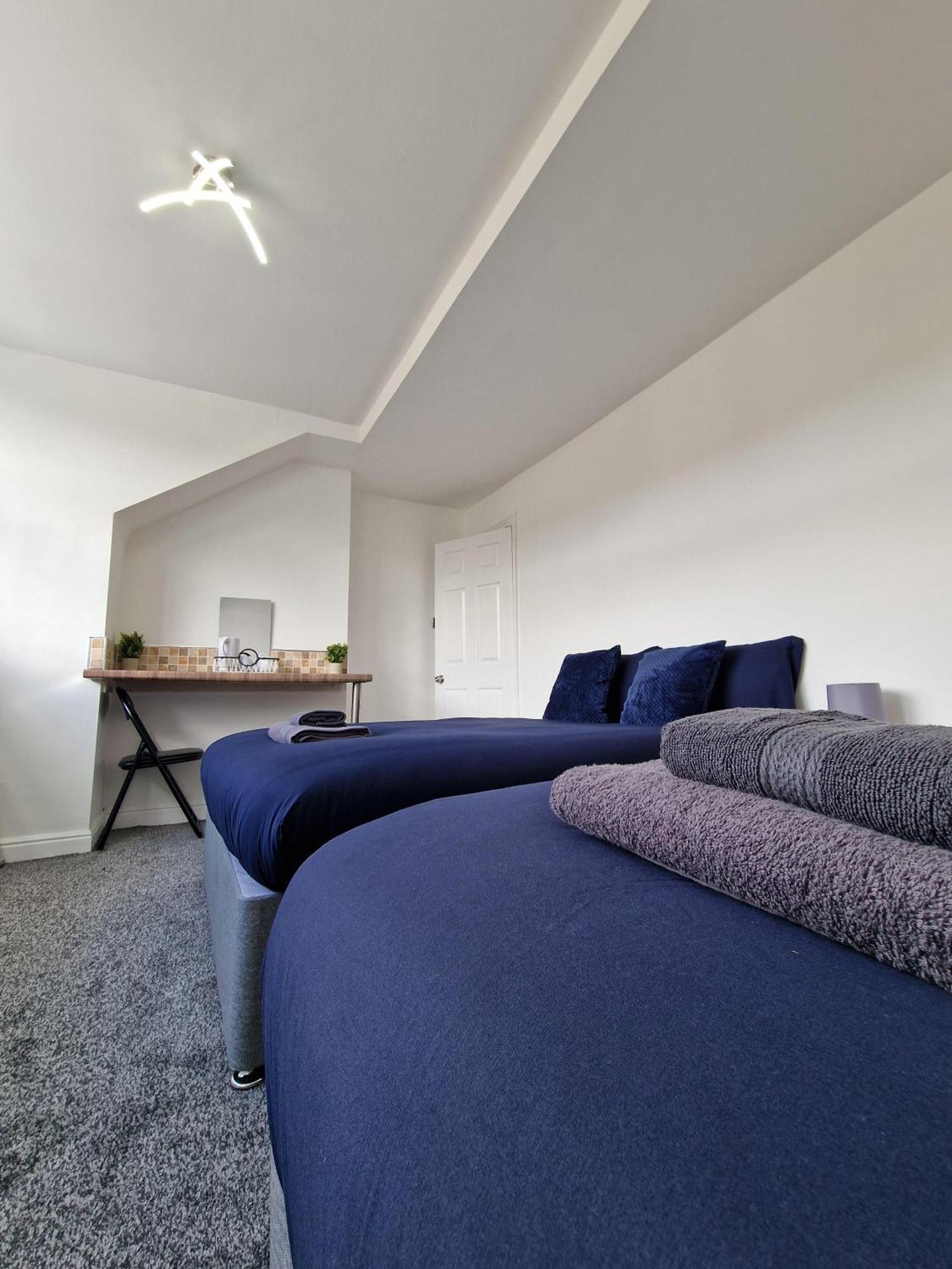 Stylish 4 Double Bedroom House In Bradford, Views Of Hillside And Parking Shipley  Zewnętrze zdjęcie