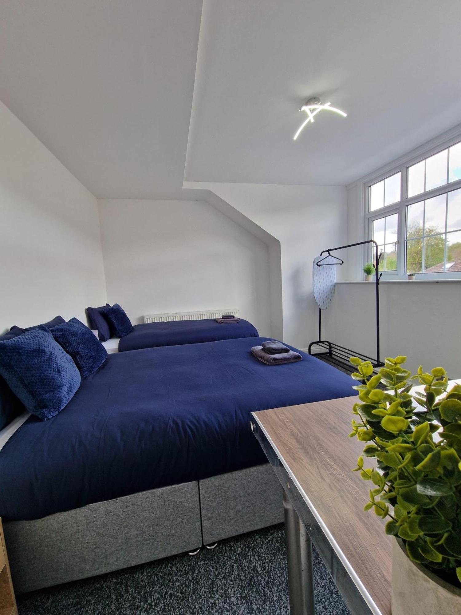 Stylish 4 Double Bedroom House In Bradford, Views Of Hillside And Parking Shipley  Zewnętrze zdjęcie