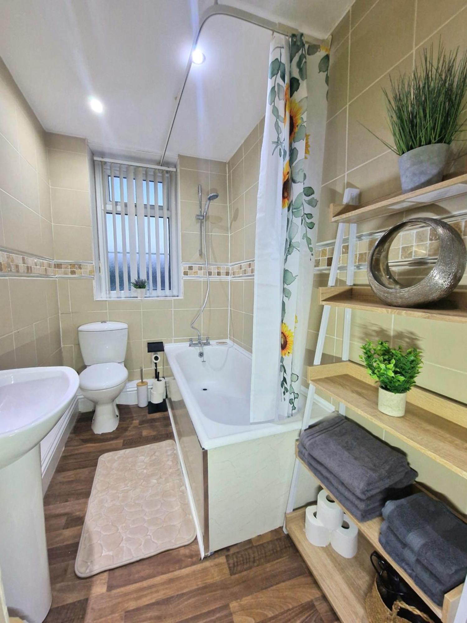 Stylish 4 Double Bedroom House In Bradford, Views Of Hillside And Parking Shipley  Zewnętrze zdjęcie
