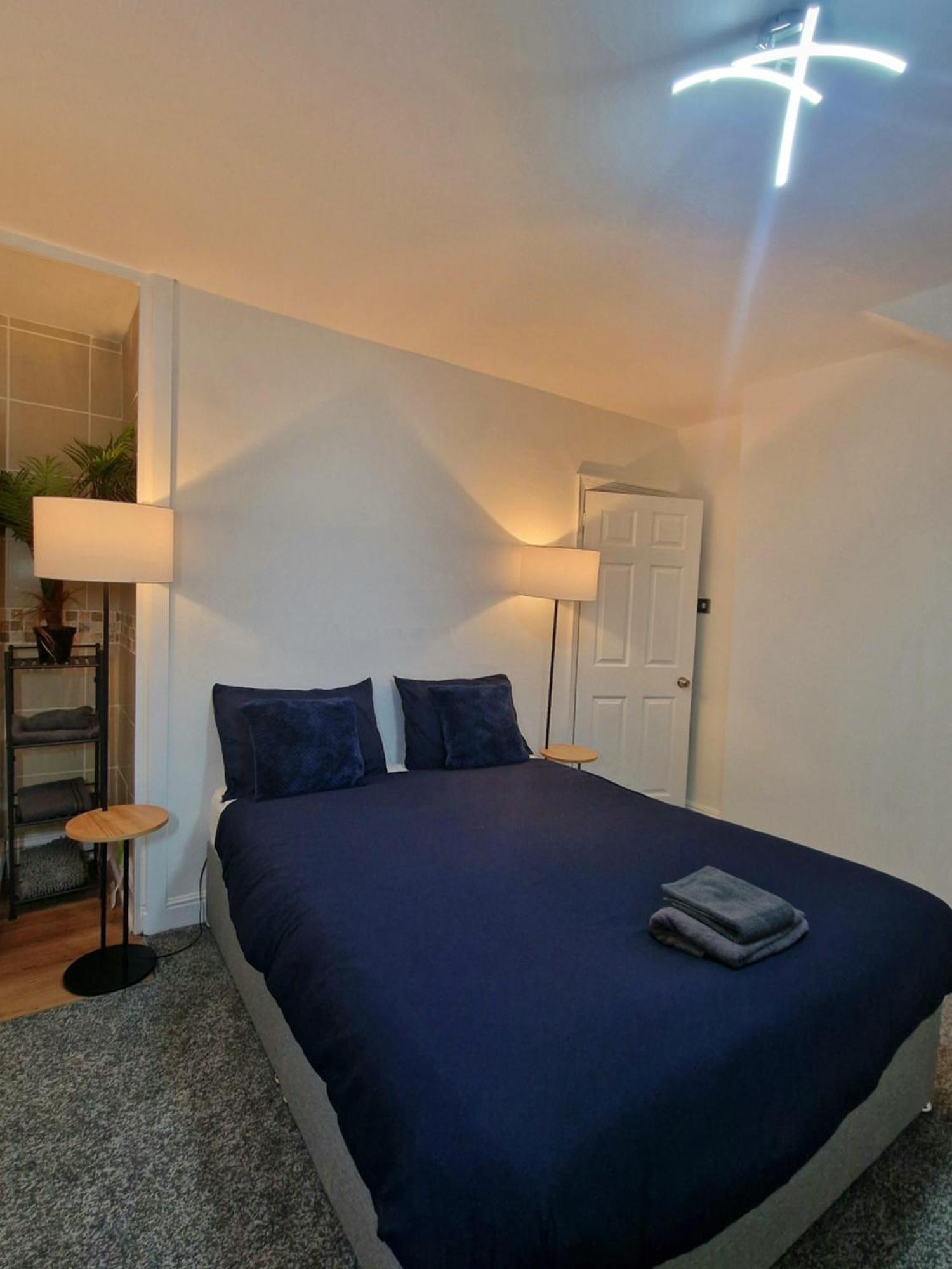 Stylish 4 Double Bedroom House In Bradford, Views Of Hillside And Parking Shipley  Zewnętrze zdjęcie