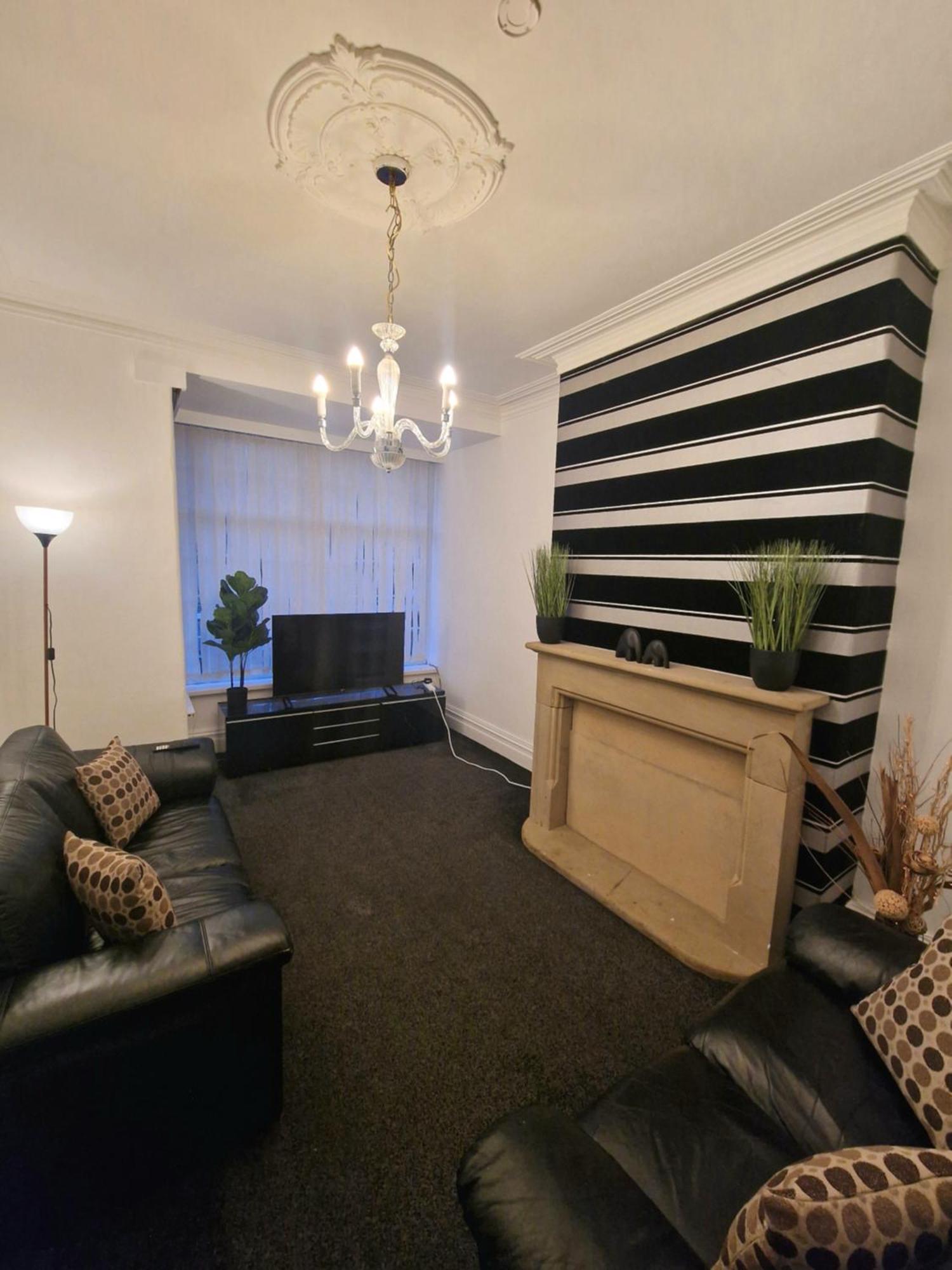 Stylish 4 Double Bedroom House In Bradford, Views Of Hillside And Parking Shipley  Zewnętrze zdjęcie
